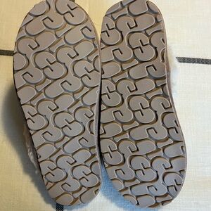 UGG Women's Slippers in Tan